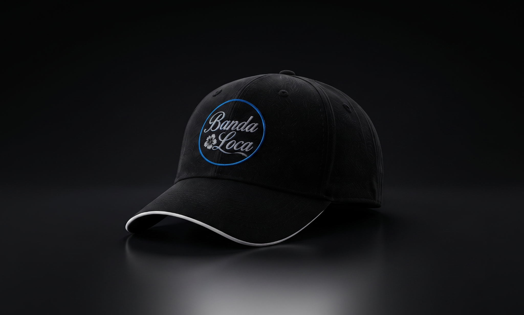 Gorra clásica negra de Banda Loca con raya blanca y logotipo azul y plateado